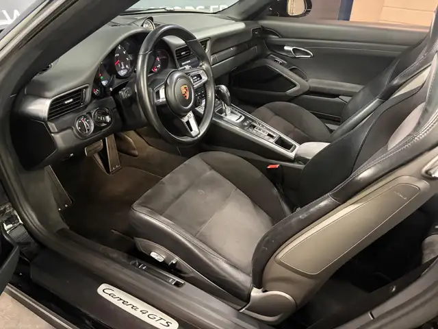 Porsche 911 view 3
