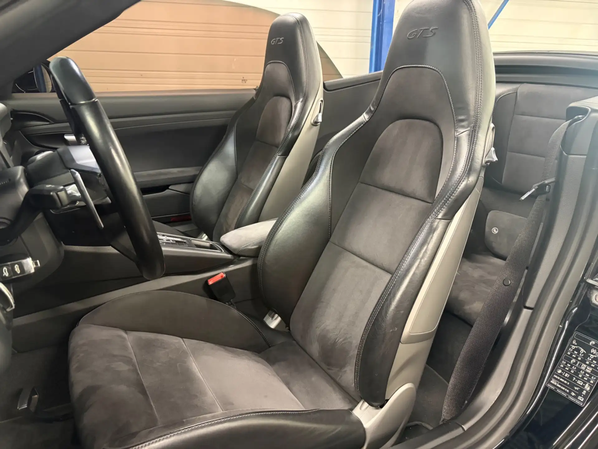 Porsche 911 911 Carrera 4 GTS Coupe 2018 검정 사진 4