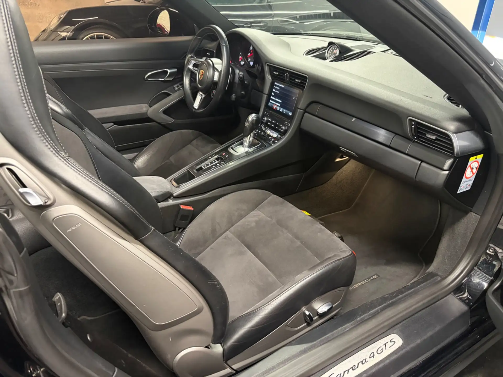 Porsche 911 911 Carrera 4 GTS Coupe 2018 검정 사진 5