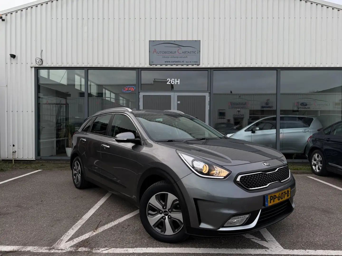 Kia Niro 1.6 GDi Hybrid DynamicLine 1e EIGENAAR | NAVI | CA Grijs - 1
