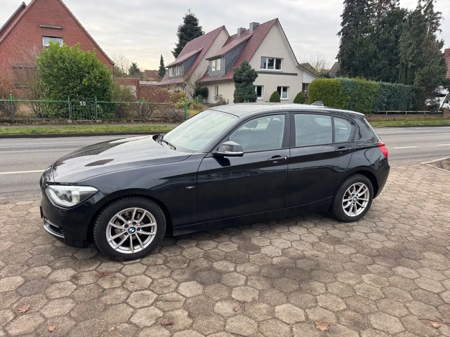 BMW 116 i 5-trg. Sport line Euro6*Bi-Xenon+Navi+SHZ Schwarz - 1