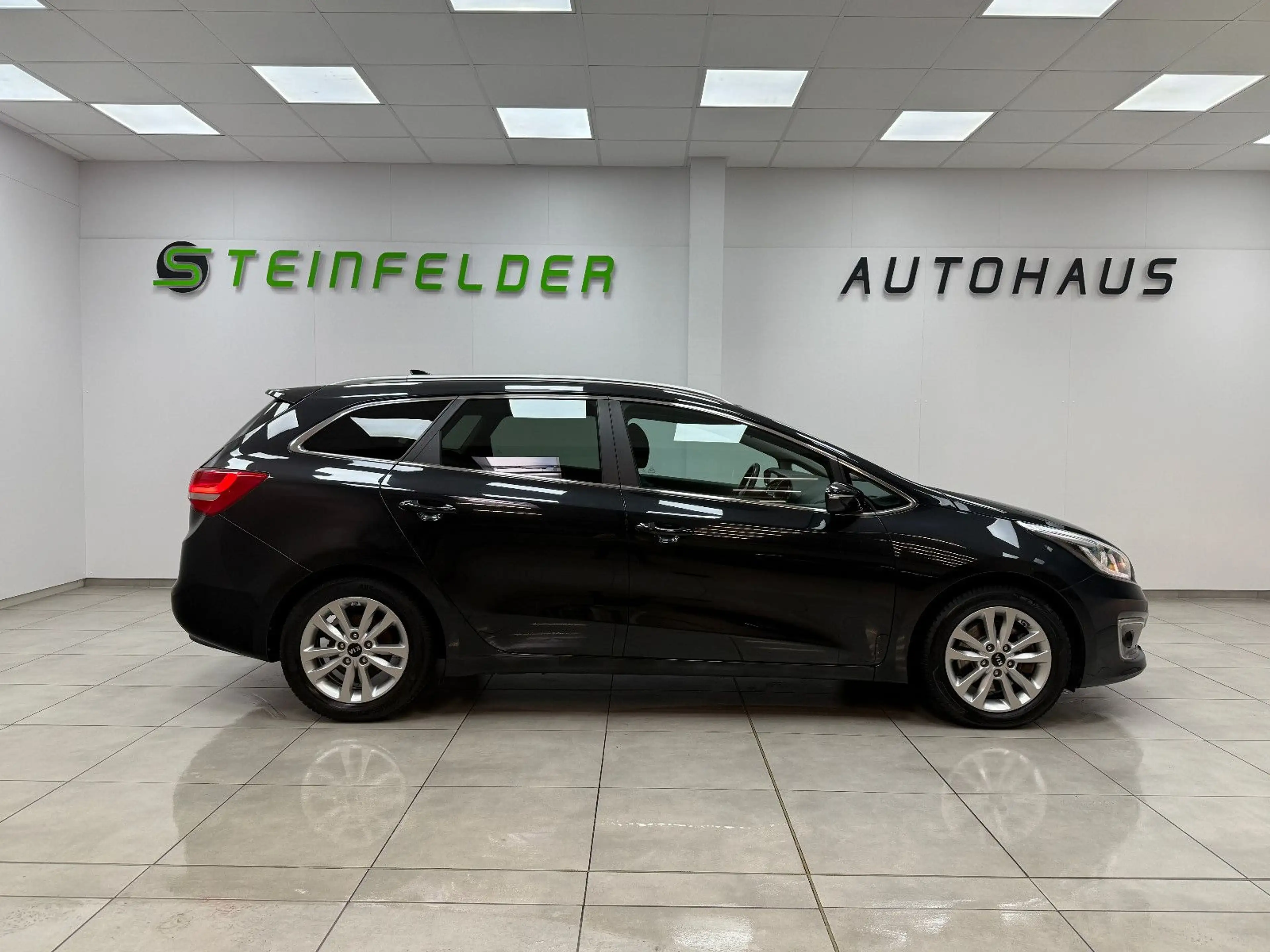 Kia Ceed SW / cee'd SW Attract KAMERA / AHK / NAVI — photo 8