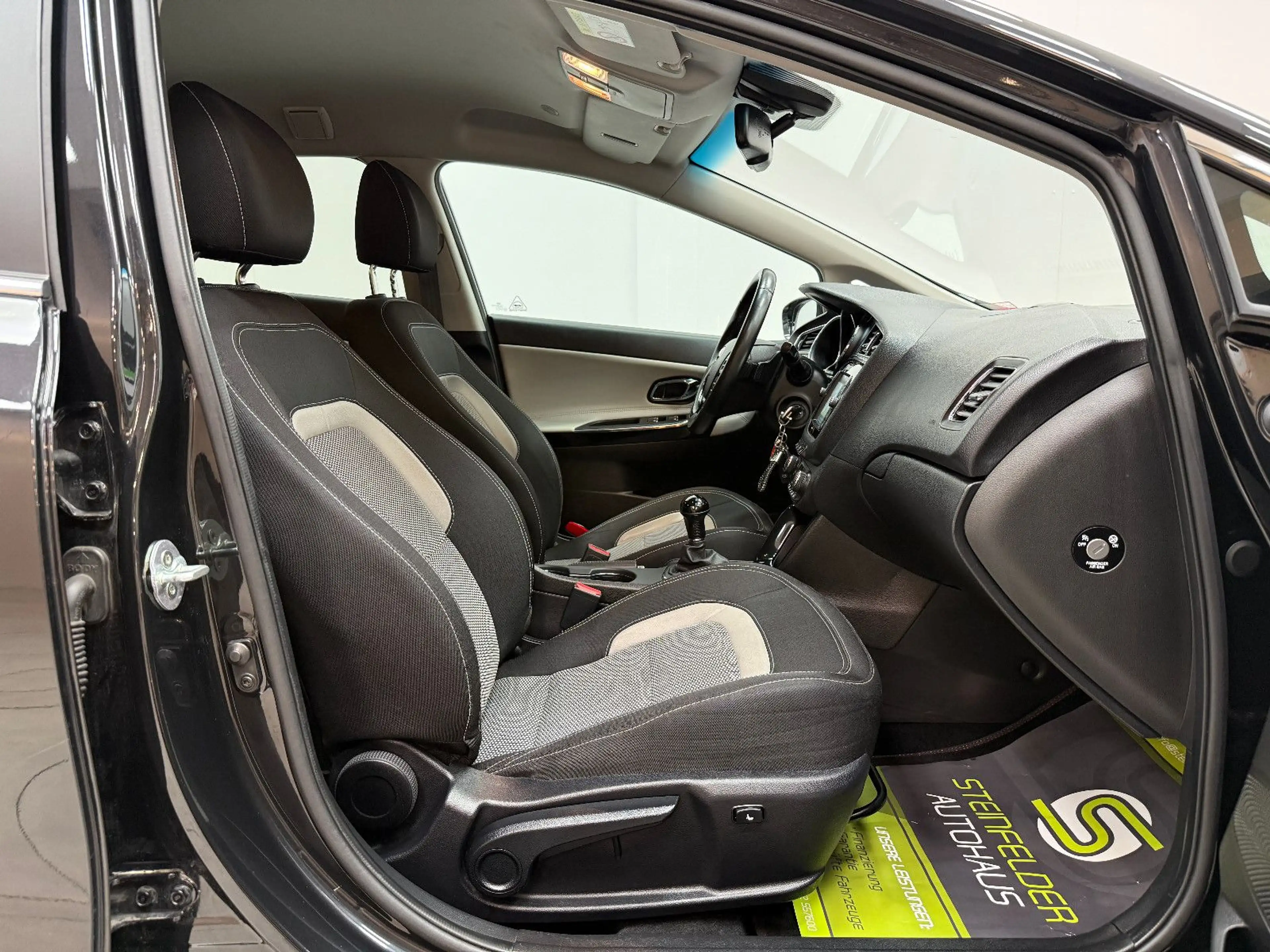 Kia Ceed SW / cee'd SW Attract KAMERA / AHK / NAVI — photo 12