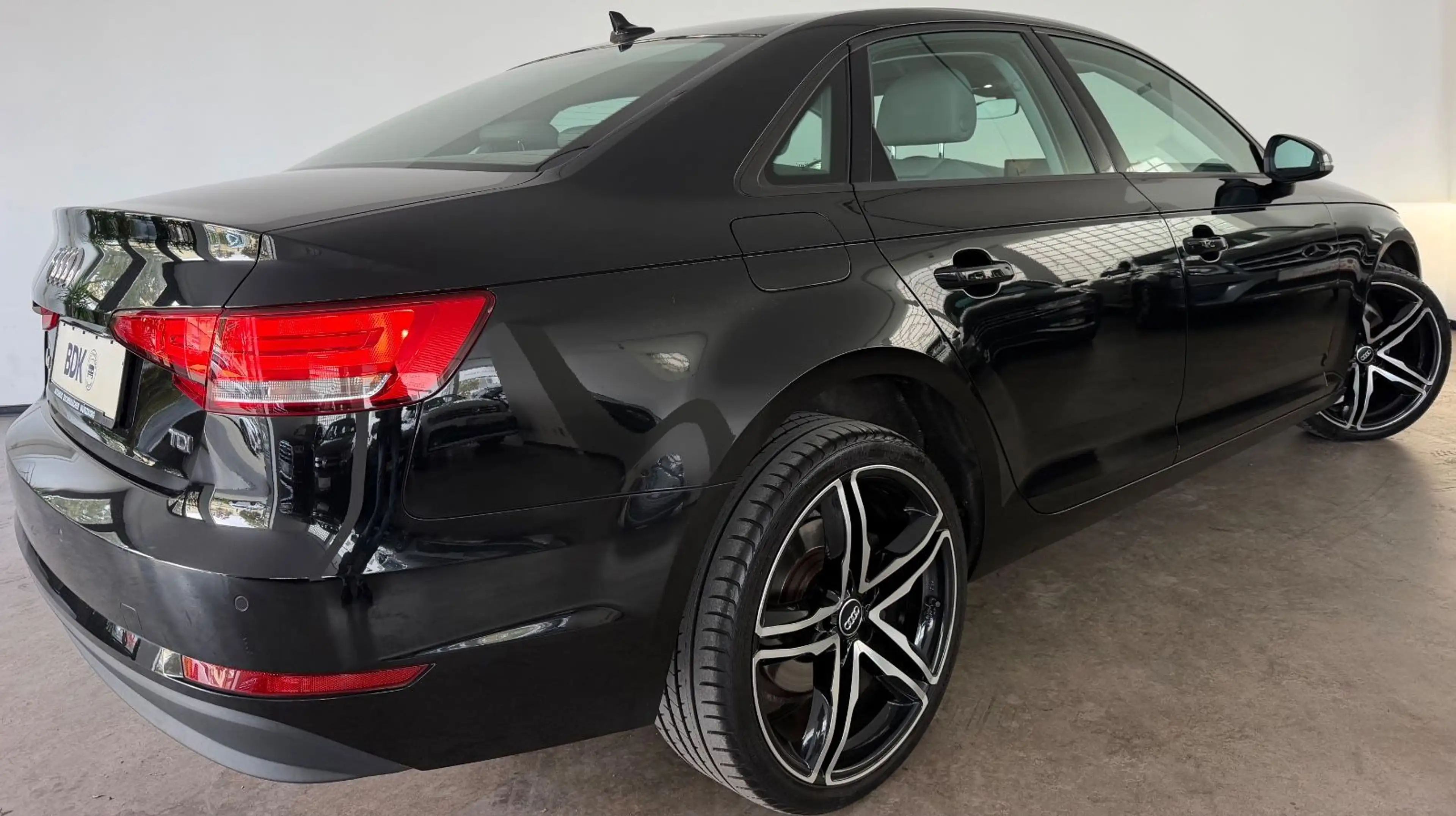 Audi A4 Lim. basis Xenon AHK 2.Hand Temp PDC — photo 4