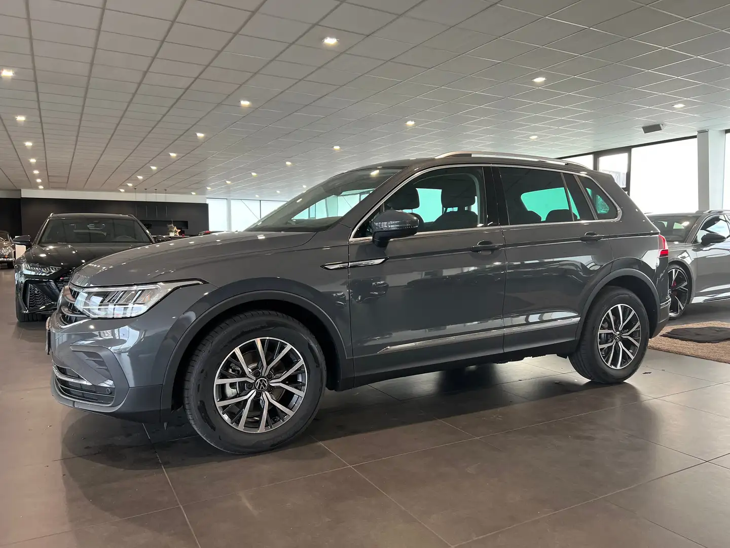 Volkswagen Tiguan Tiguan 1.5 TSI Life DSG | LED | Navi | App | ACC Grau - 1