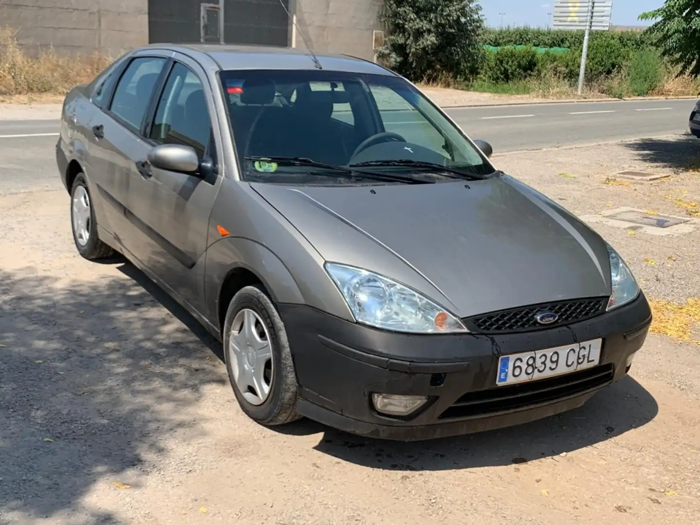 Ford Focus Sedán 1.8 TDdi Ghia Gris - 1