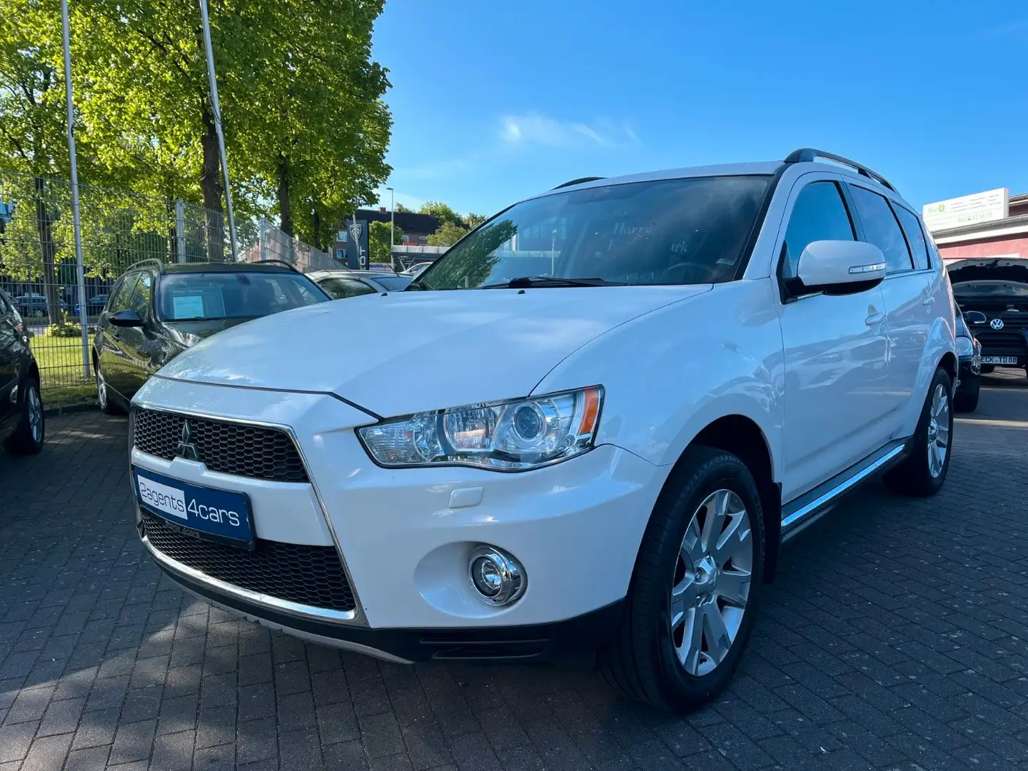 Mitsubishi Outlander Invite 4WD°7Sitze°Xenon°Garantie°AHK° Weiß - 1