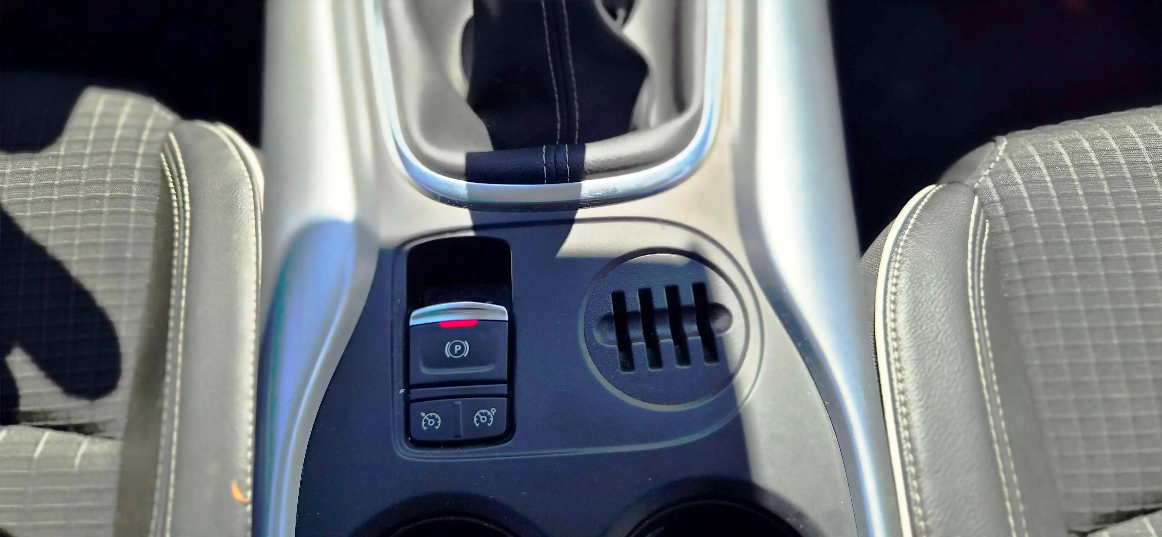 Renault Kadjar Bose Edition/2Hand/Teilleder/Panoramadach/Anhängerkupplung /Navi/Kamera/Allwetterreifen/ — photo 17