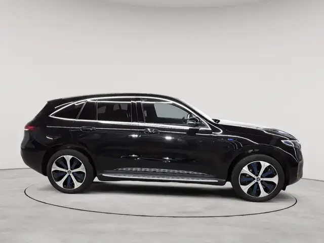Mercedes-Benz EQC view 3