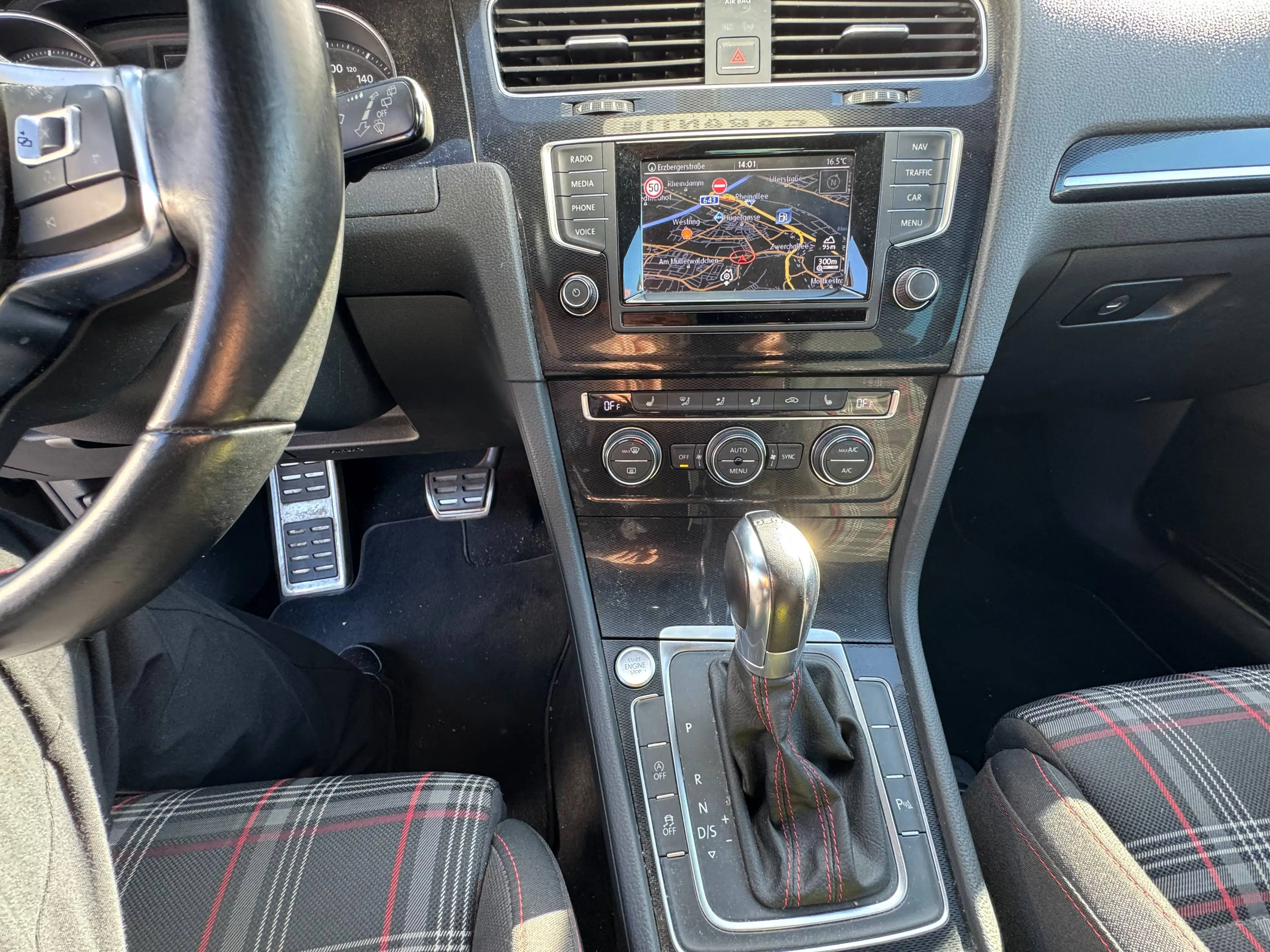 Volkswagen Golf GTI GTI BMT AUTOMATIK*BI-XENON*NAVI*KEYLESS*BLUETOOTH*USB*MEGA SCHÖN**MEGA VOLL** — photo 12