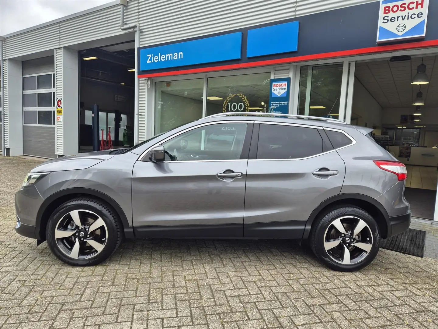 Nissan Qashqai 1.2 115pk DIG-T Connect Edition - Trekhaak Gris - 2