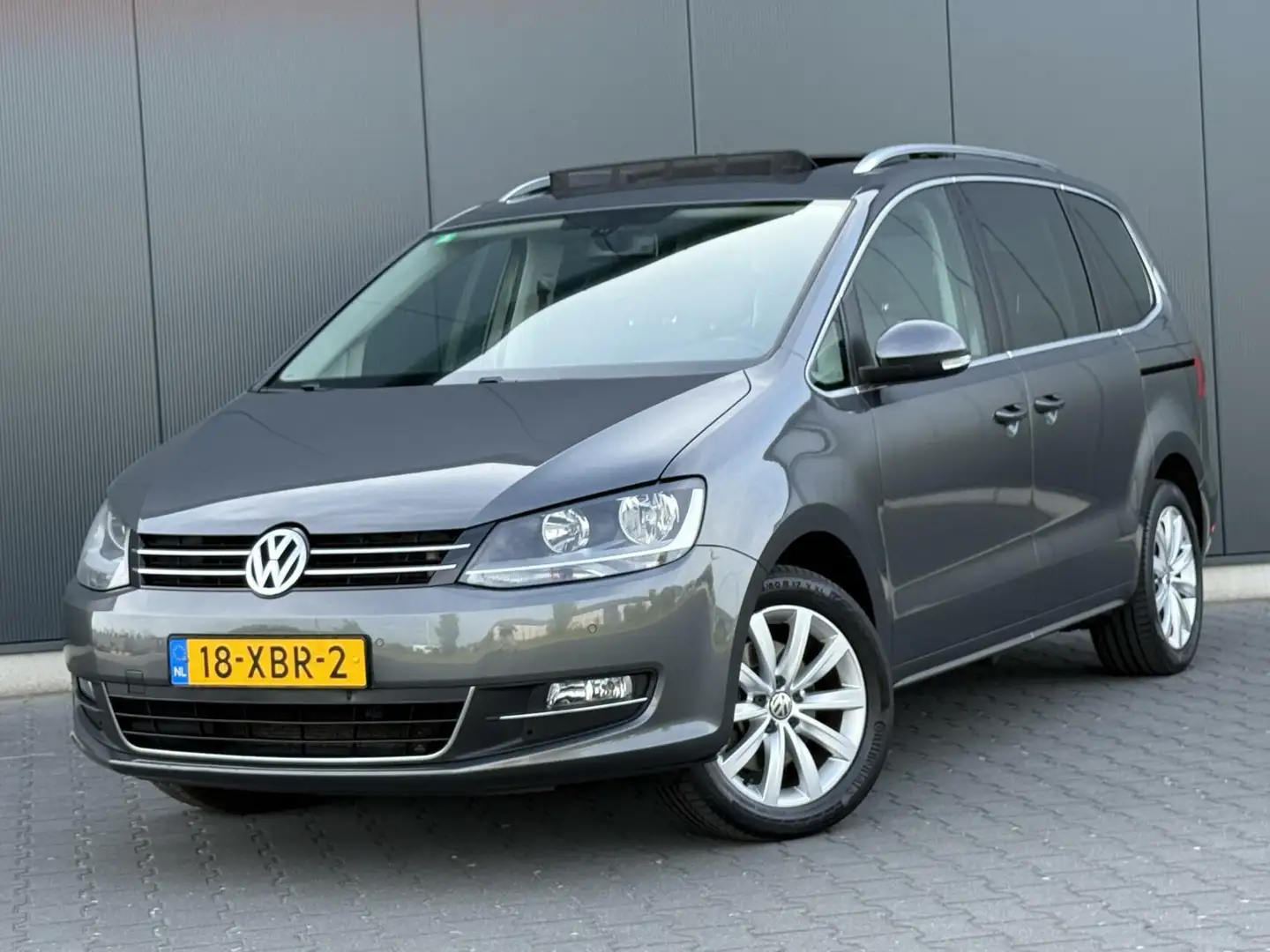 Volkswagen Sharan 1.4 TSI Highline Leder - Panoramadak - 2e Eigenaar Grijs - 1