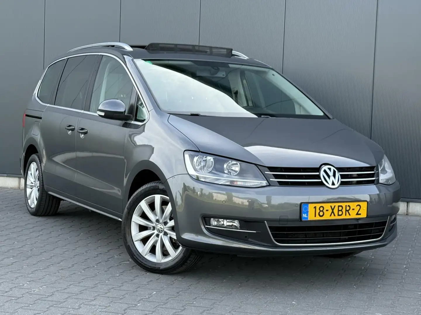 Volkswagen Sharan 1.4 TSI Highline Leder - Panoramadak - 2e Eigenaar Grijs - 2
