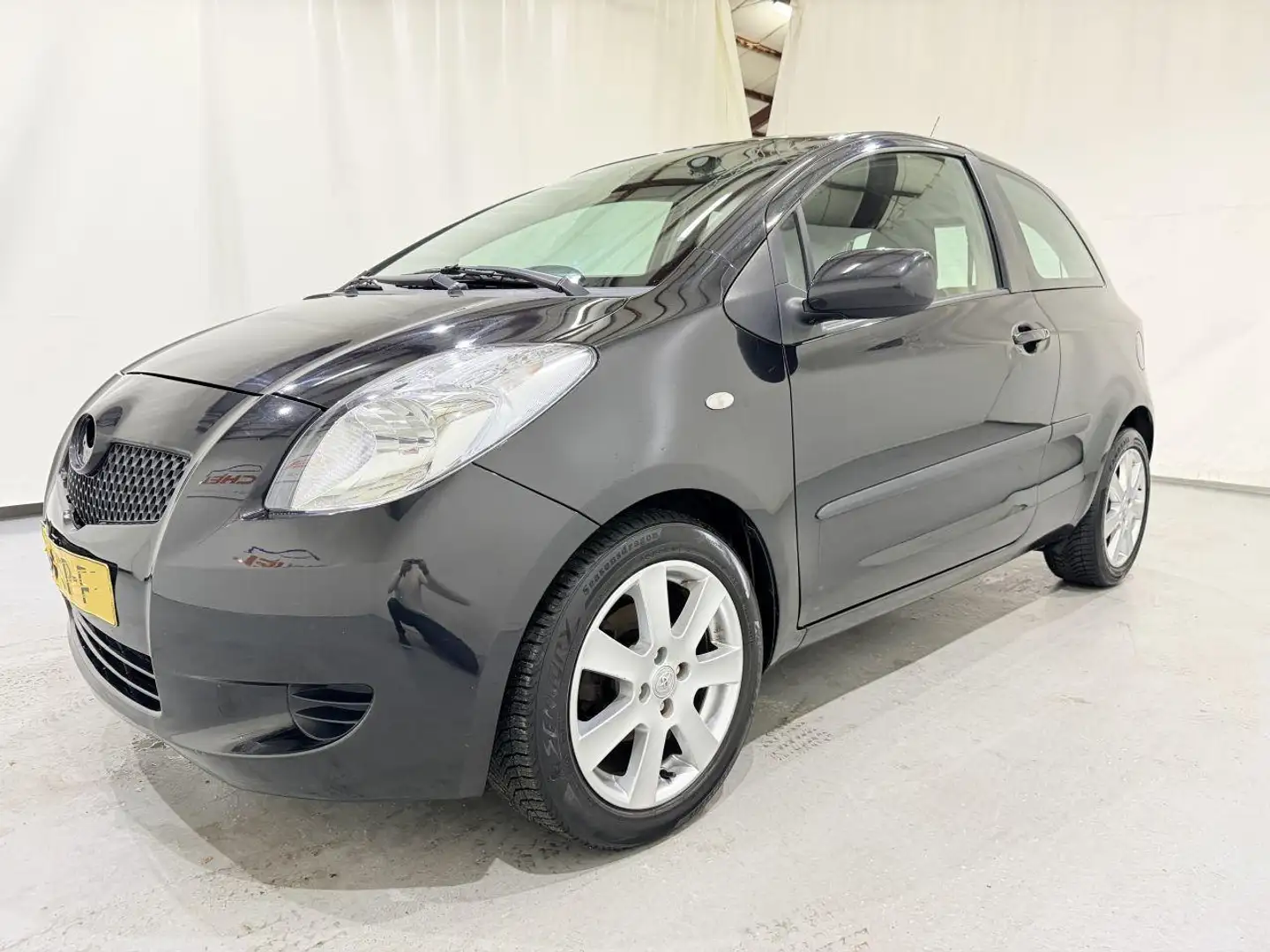 Toyota Yaris 1.3 VVT-i Sol Airco Zwart - 1