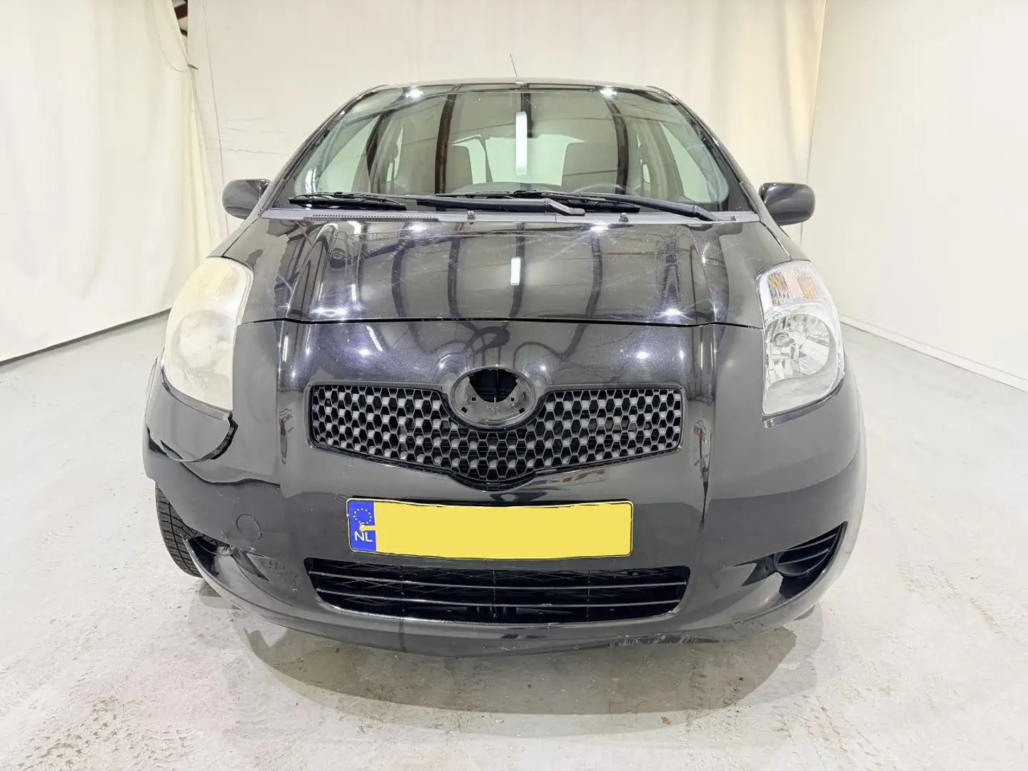 Toyota Yaris 1.3 VVT-i Sol Airco Zwart - 2