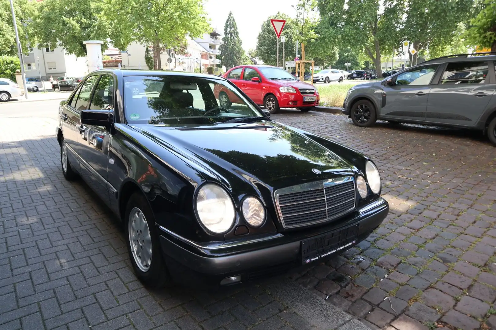 Mercedes-Benz E 200 ELEGANCE Klima /Schiebedach/Xenon/PDC Negru - 1
