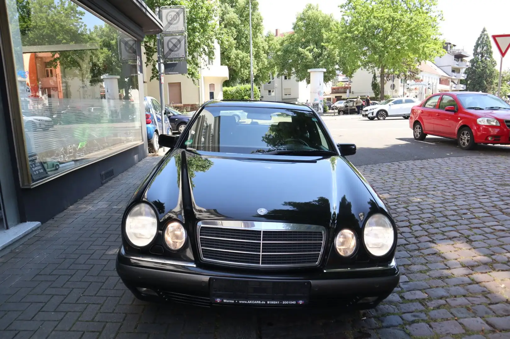 Mercedes-Benz E 200 ELEGANCE Klima /Schiebedach/Xenon/PDC Negru - 2