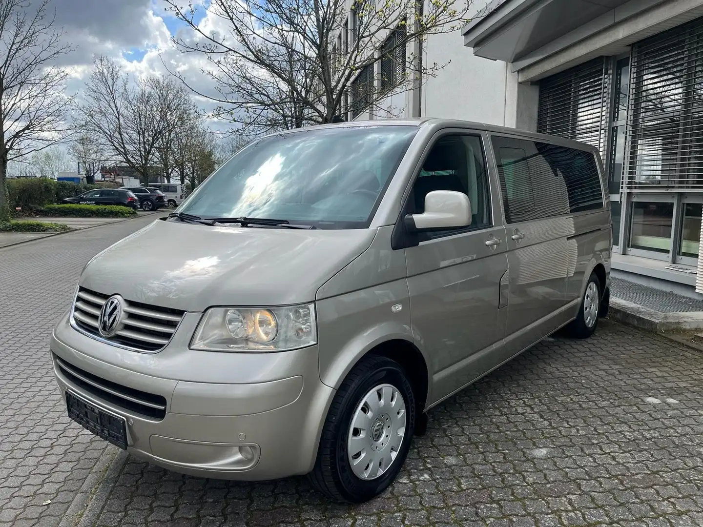 Volkswagen T5 Transporter BusCaravelle lang Behindertengere Beige - 2