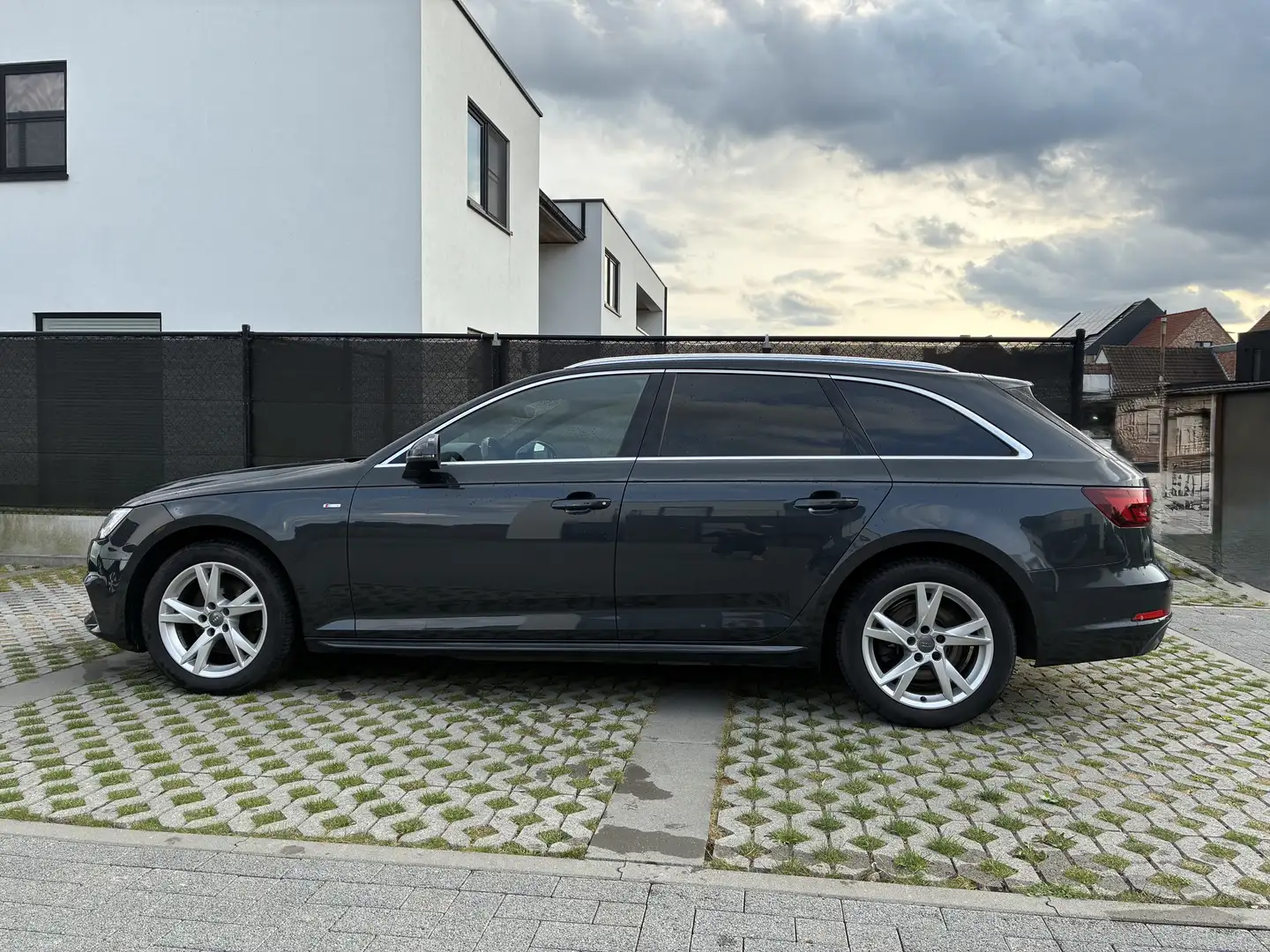 Audi A4 Avant 2.0 TFSI ultra S tronic sport Grijs - 2