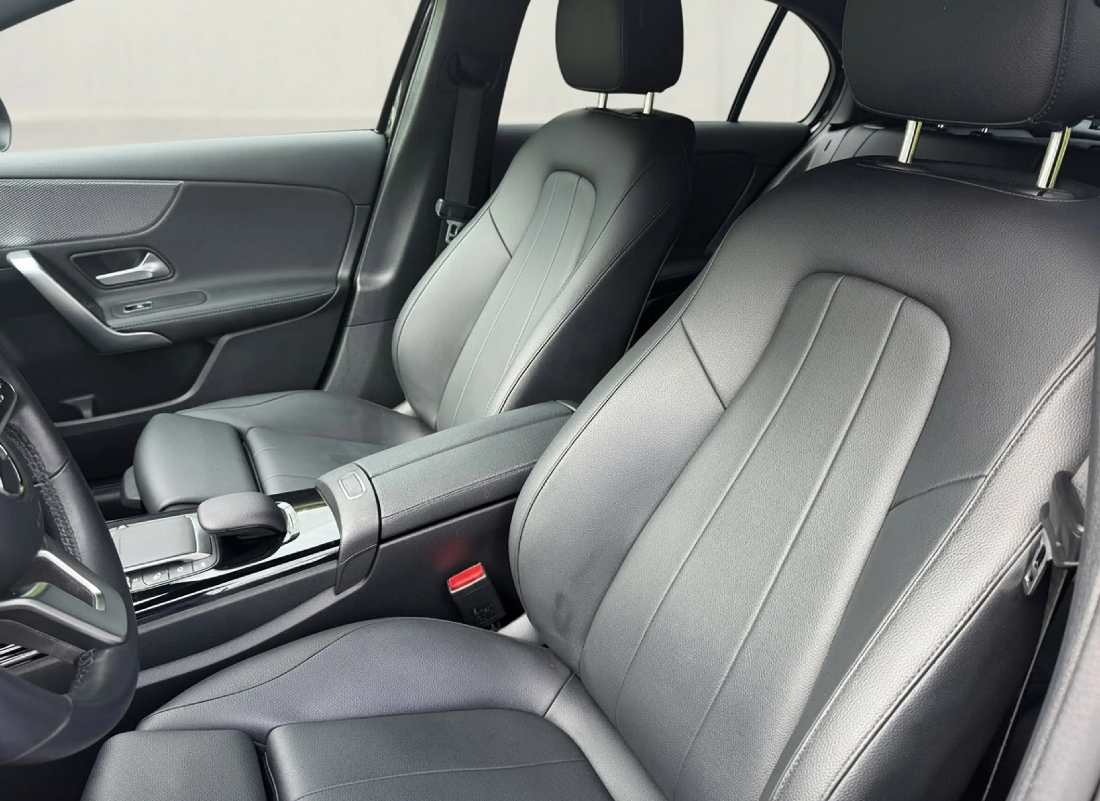 Mercedes-Benz A 250 e Business Solution Luxury Limited, leder, sfeerve — photo 29