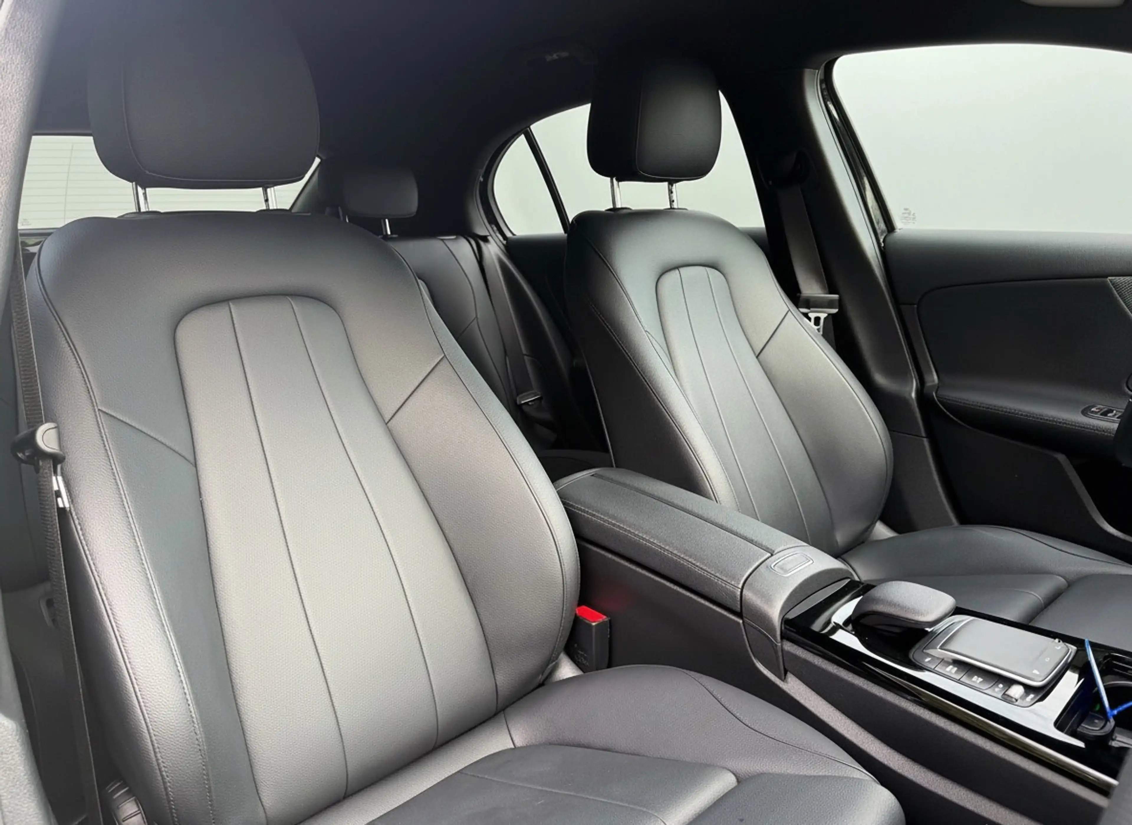 Mercedes-Benz A 250 e Business Solution Luxury Limited, leder, sfeerve — photo 4