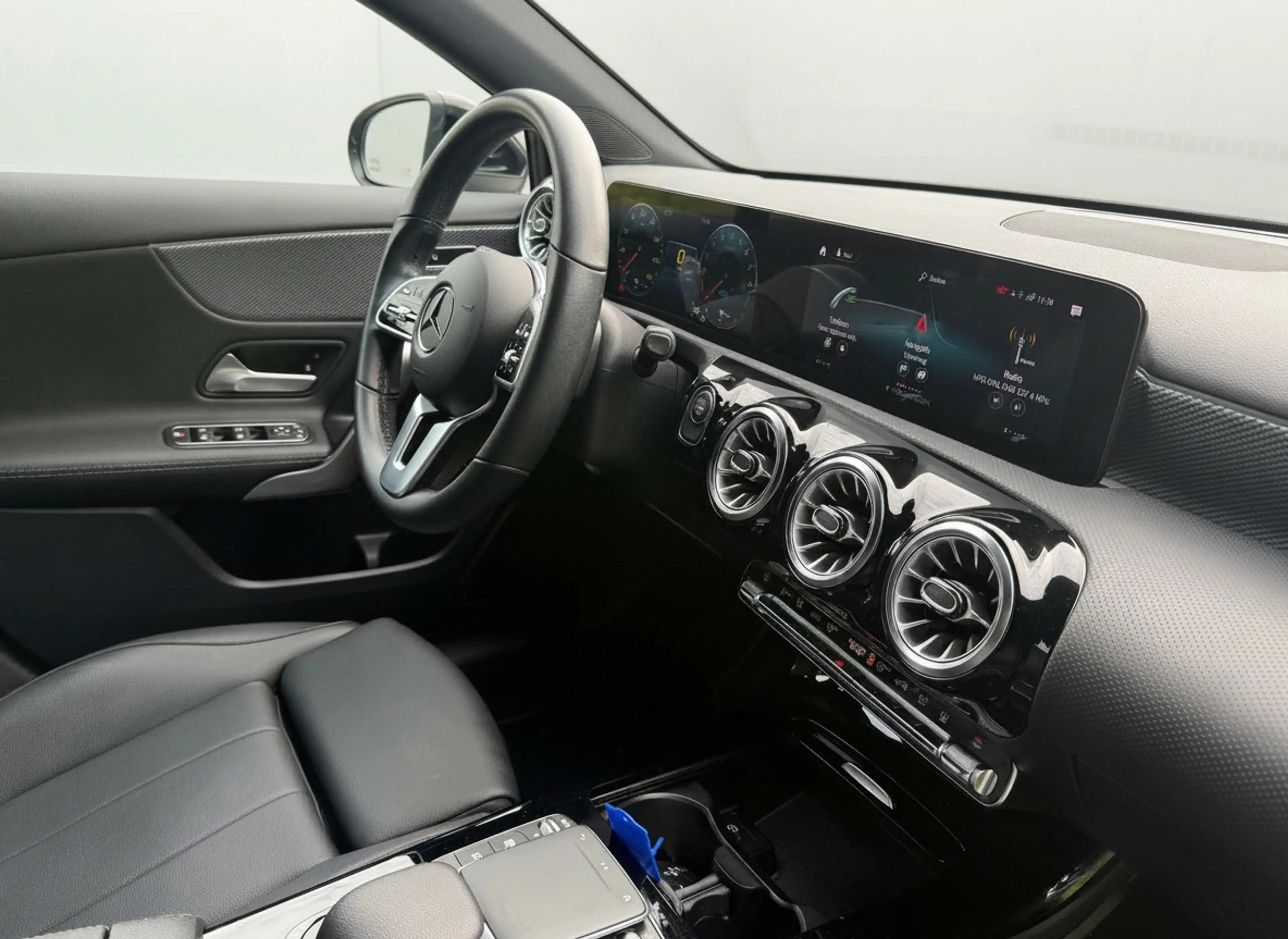 Mercedes-Benz A 250 e Business Solution Luxury Limited, leder, sfeerve — photo 21
