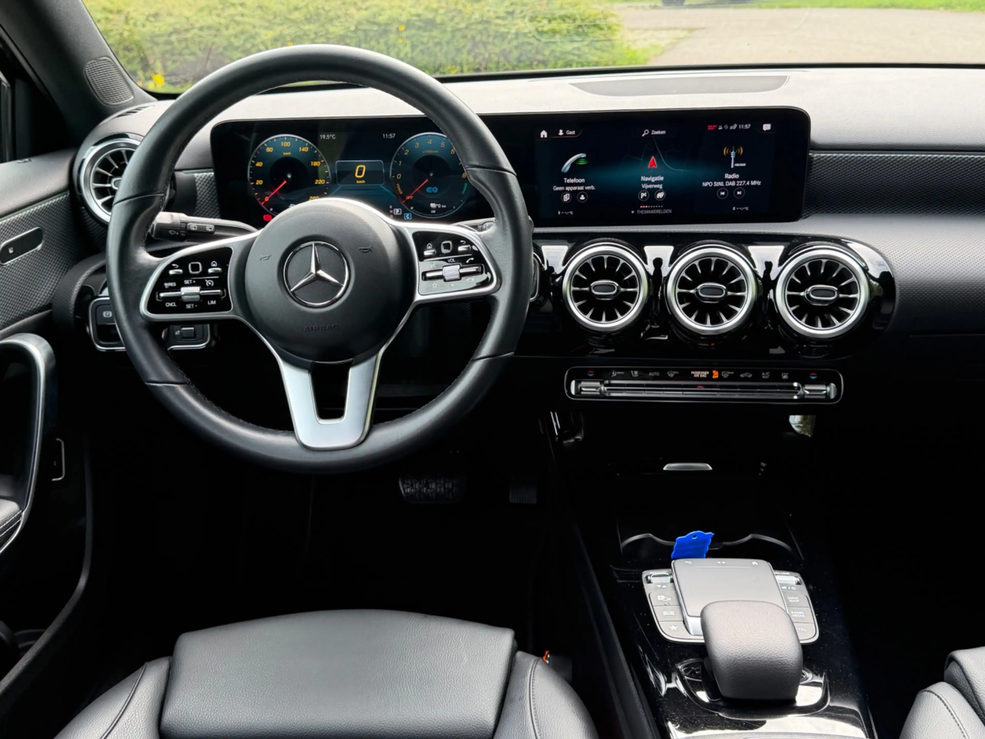 Mercedes-Benz A 250 e Business Solution Luxury Limited, leder, sfeerve — photo 37