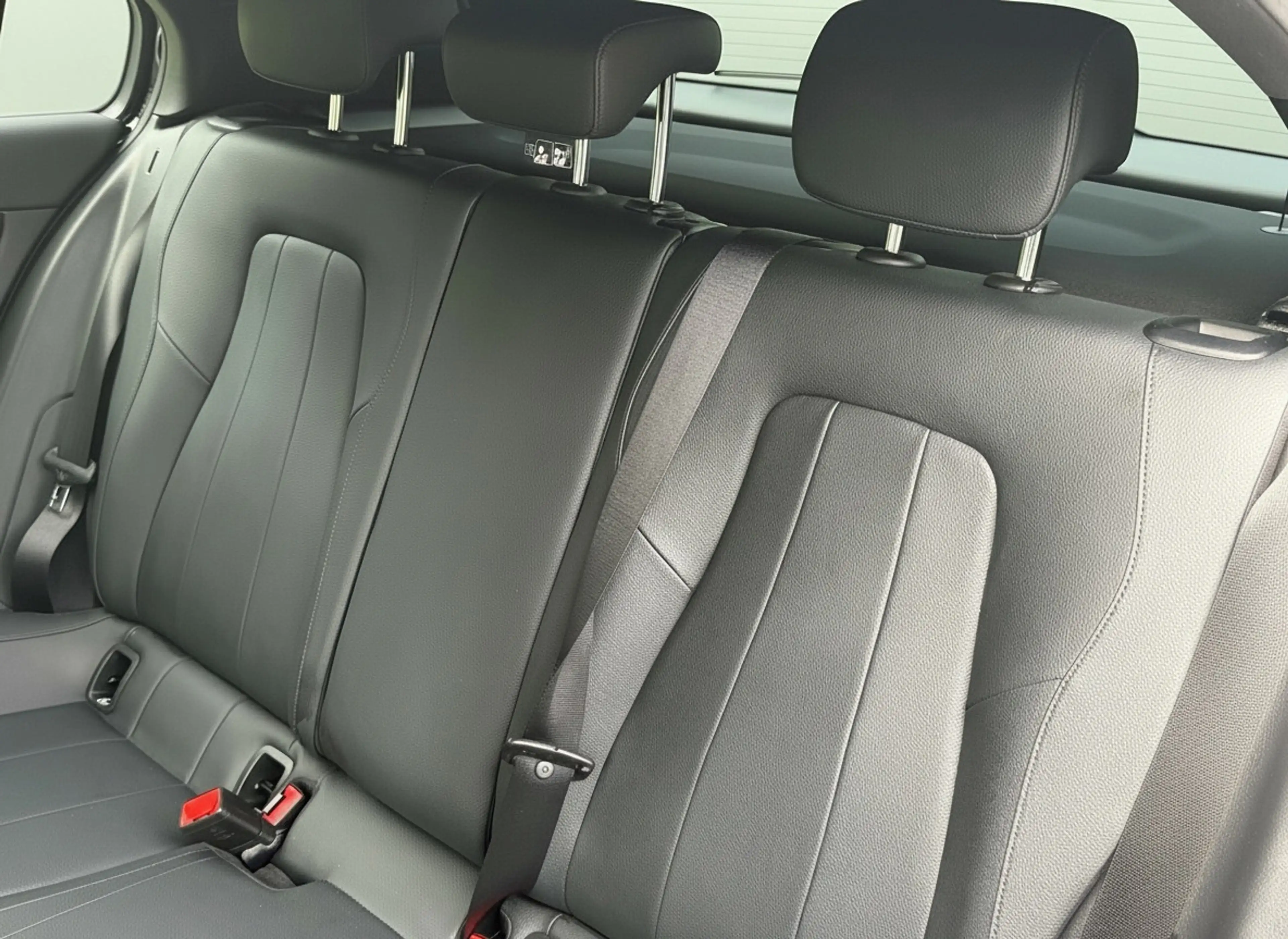 Mercedes-Benz A 250 e Business Solution Luxury Limited, leder, sfeerve — photo 18