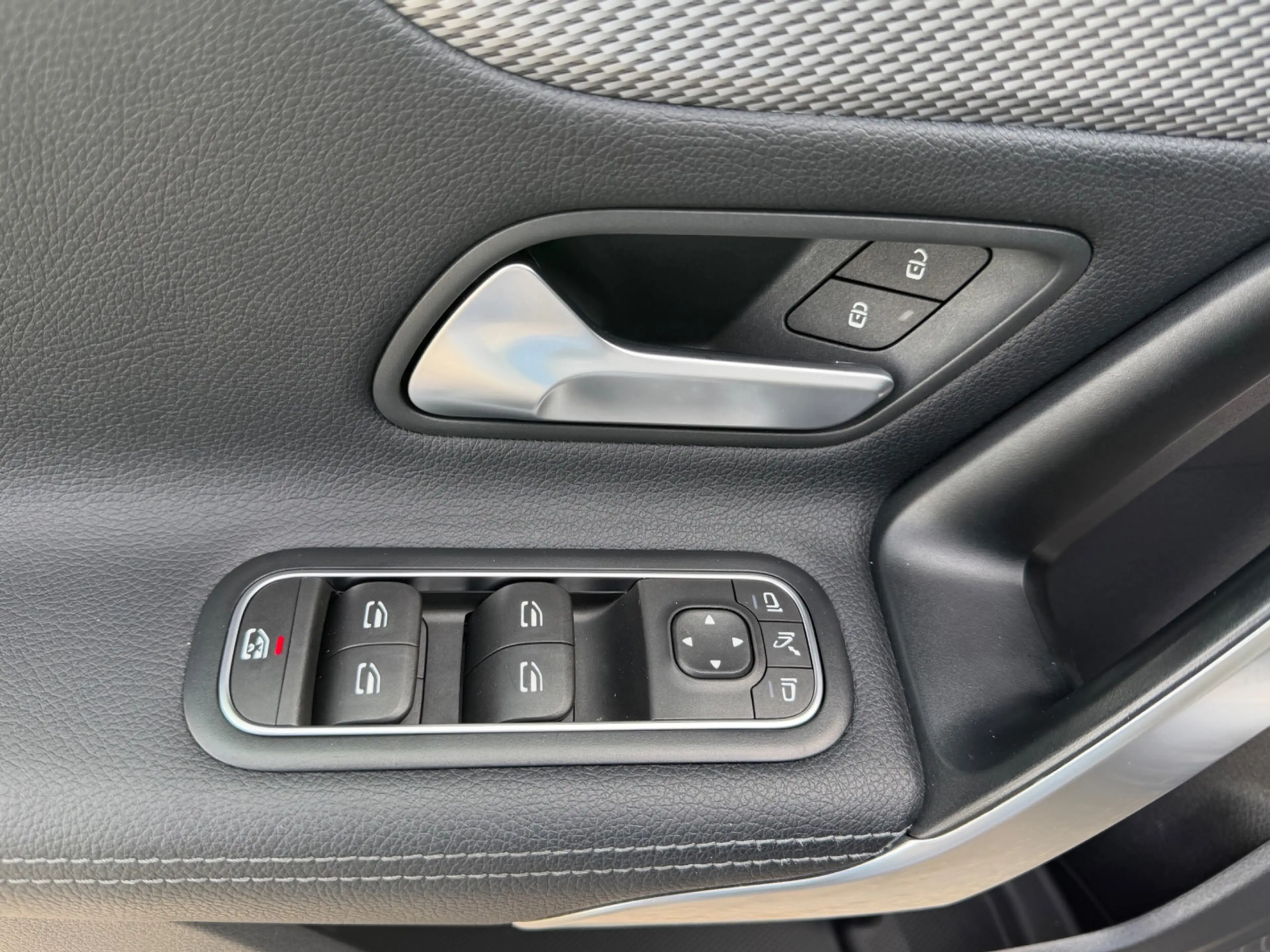 Mercedes-Benz A 250 e Business Solution Luxury Limited, leder, sfeerve — photo 36