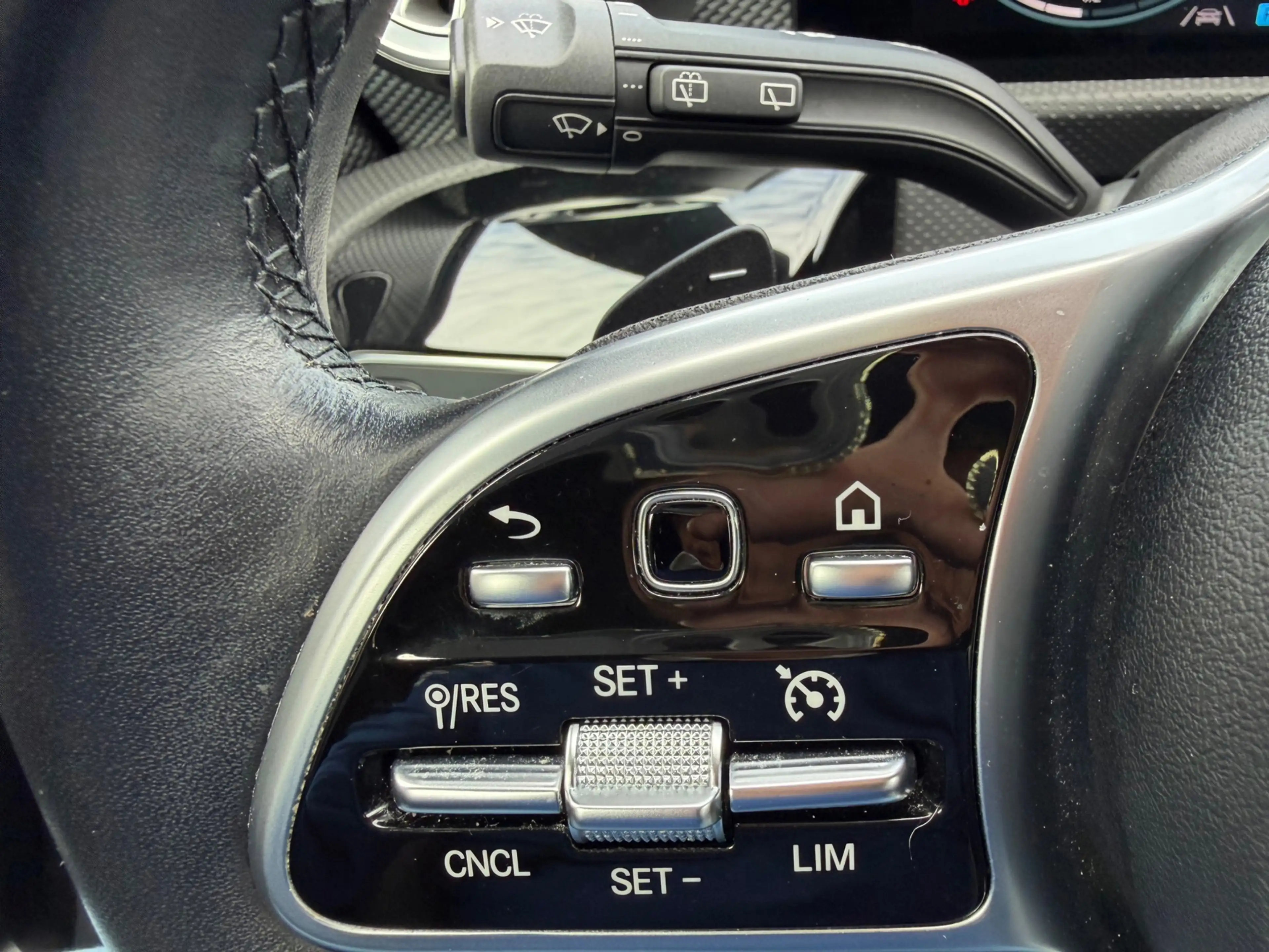 Mercedes-Benz A 250 e Business Solution Luxury Limited, leder, sfeerve — photo 33