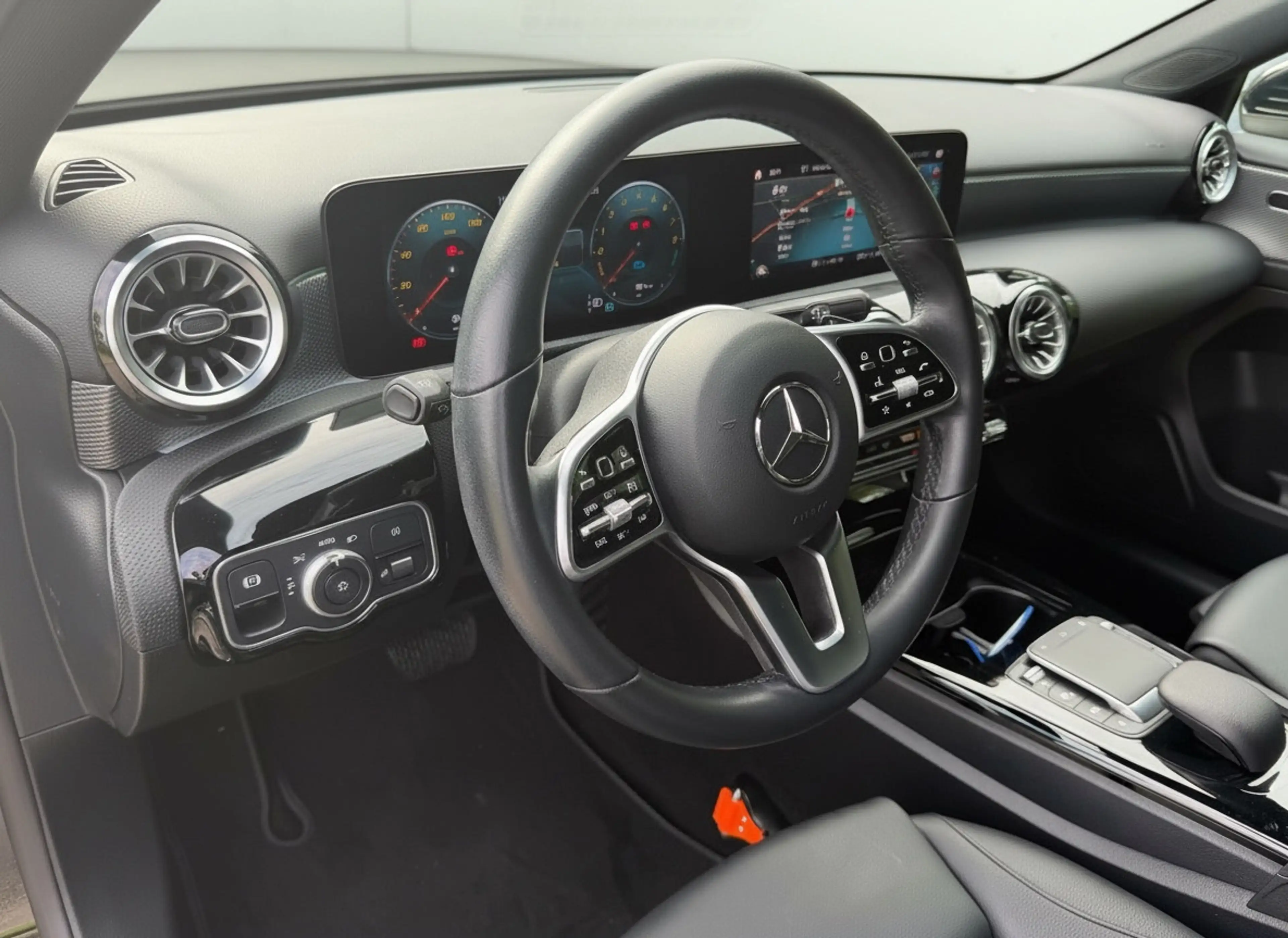 Mercedes-Benz A 250 e Business Solution Luxury Limited, leder, sfeerve — photo 30