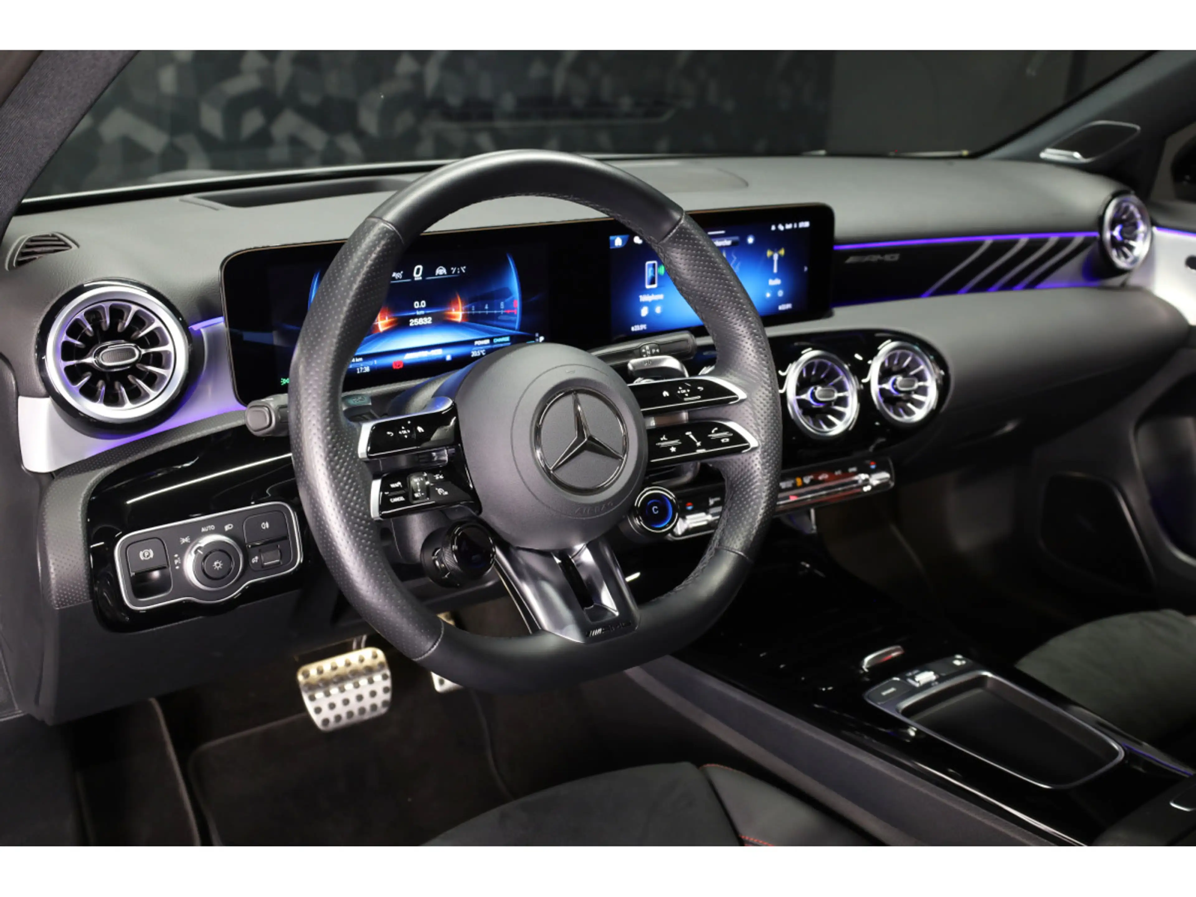 Mercedes-Benz A 35 AMG 4 MATIC — photo 2