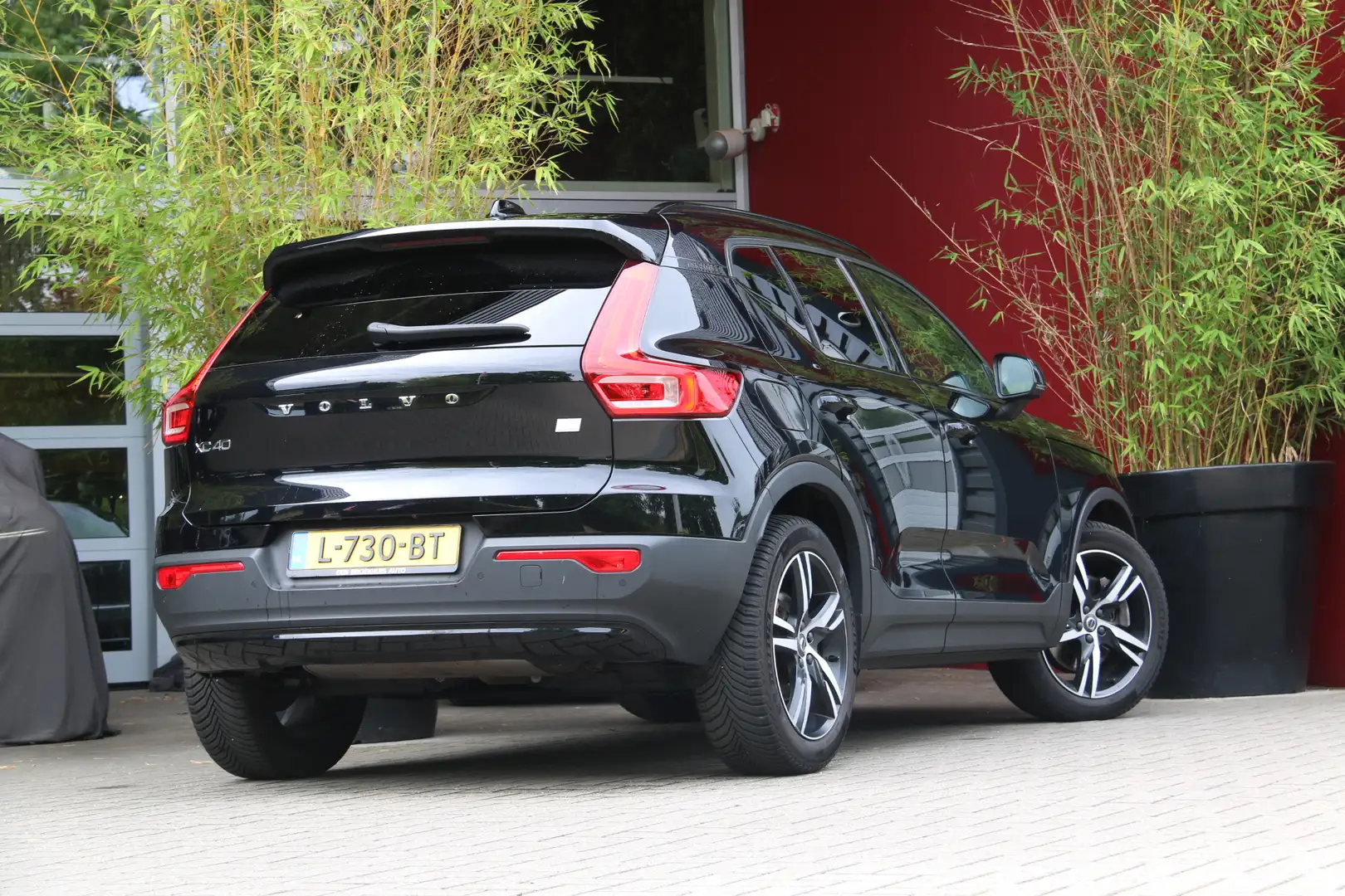 Volvo XC40 1.5 T4 Recharge R-Design | Harman/kardon | Leder | Zwart - 2