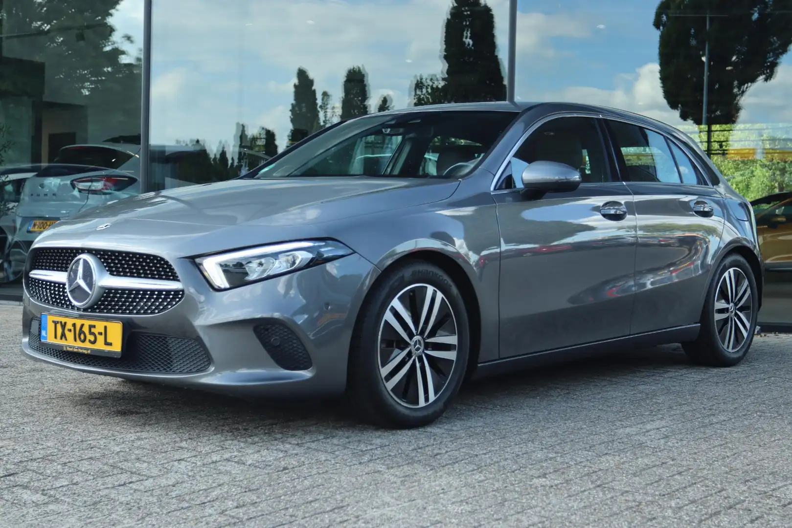 Mercedes-Benz A 180 PREMIUM AUT. | BURMESTER | LEDER | WIDESCREEN | TR Grijs - 1