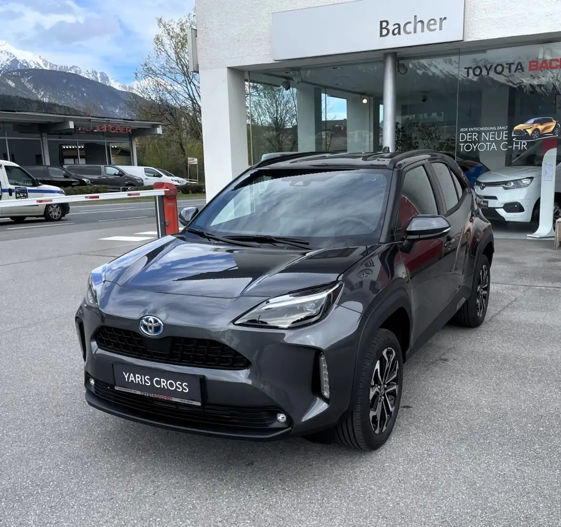 Toyota Yaris Cross Yaris Cross 1,5 Hybrid 4x4 Active Drive Grau - 1