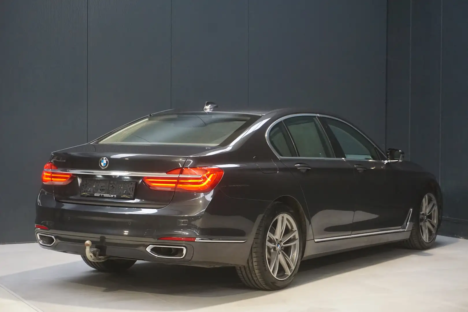 BMW 725 d Automaat- Nav- Cam- SoftClose- Trekhk- Garantie! Gri - 2