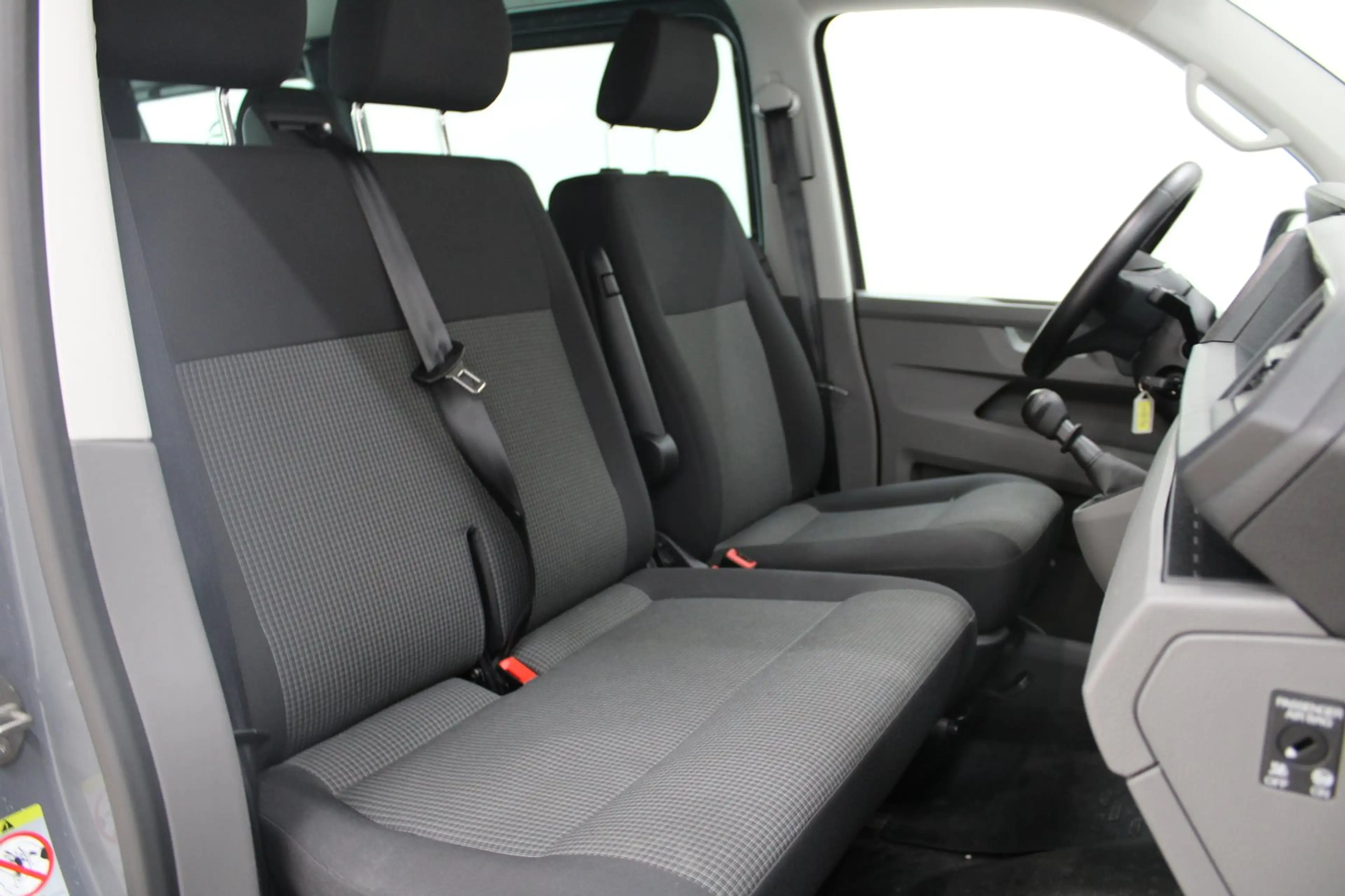 Volkswagen T6.1 Transporter Kombi TDI — photo 6