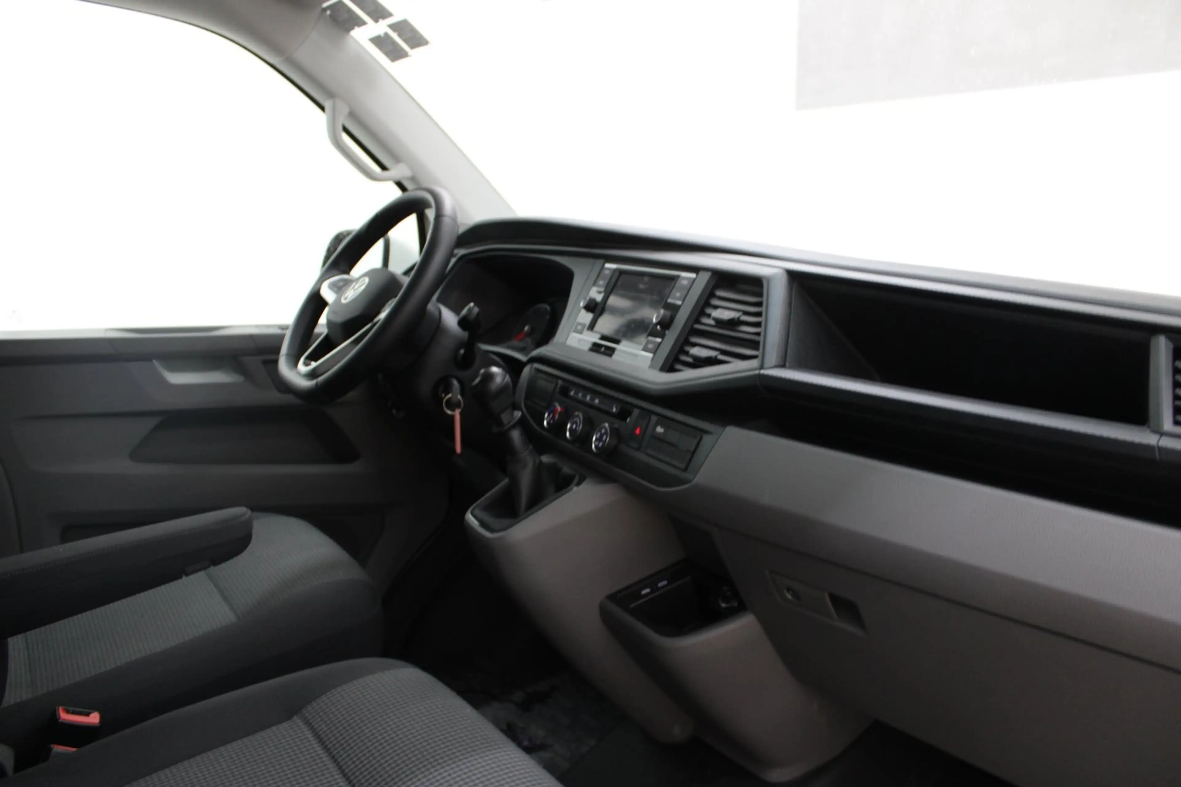 Volkswagen T6.1 Transporter Kombi TDI — photo 5
