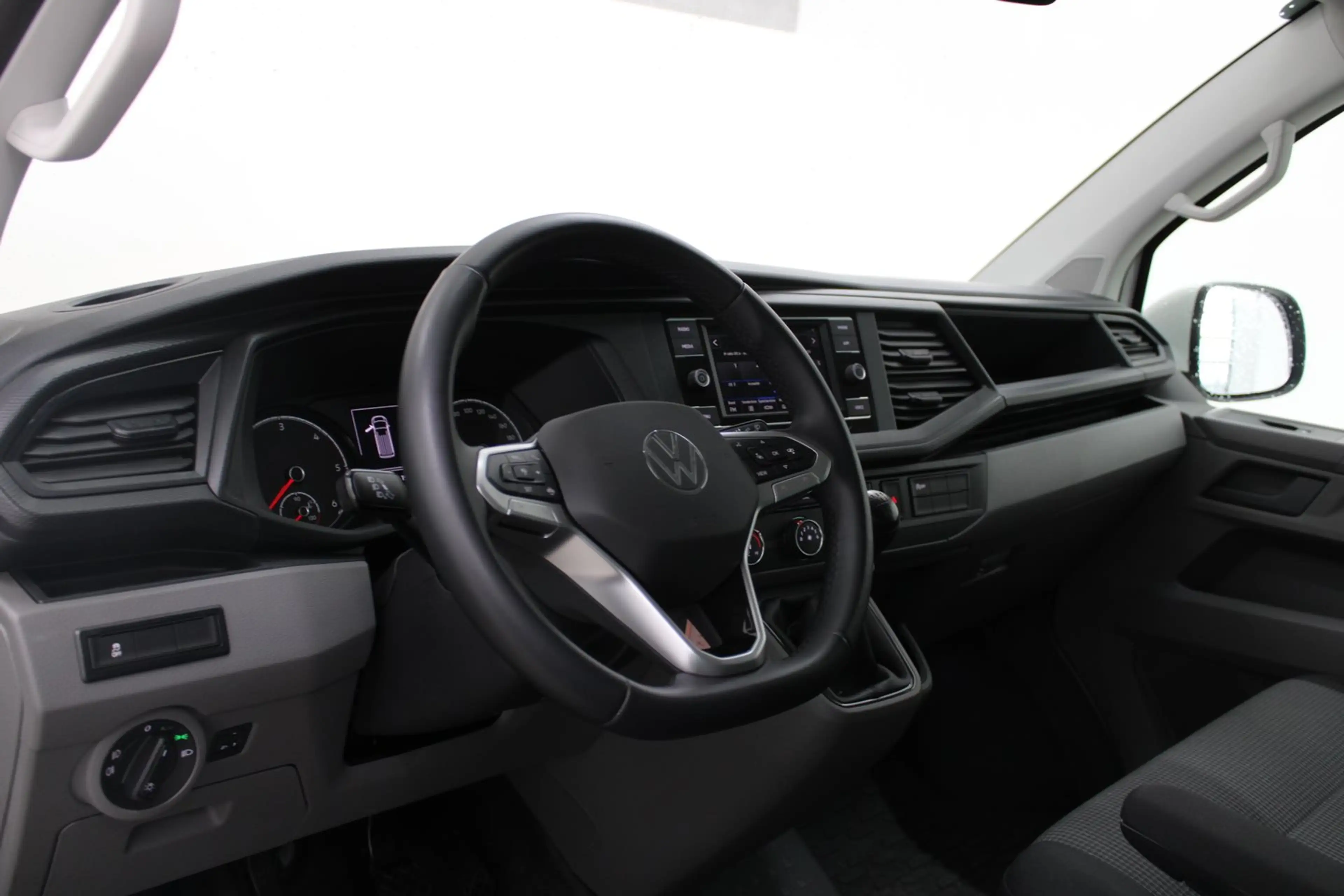 Volkswagen T6.1 Transporter Kombi TDI — photo 4
