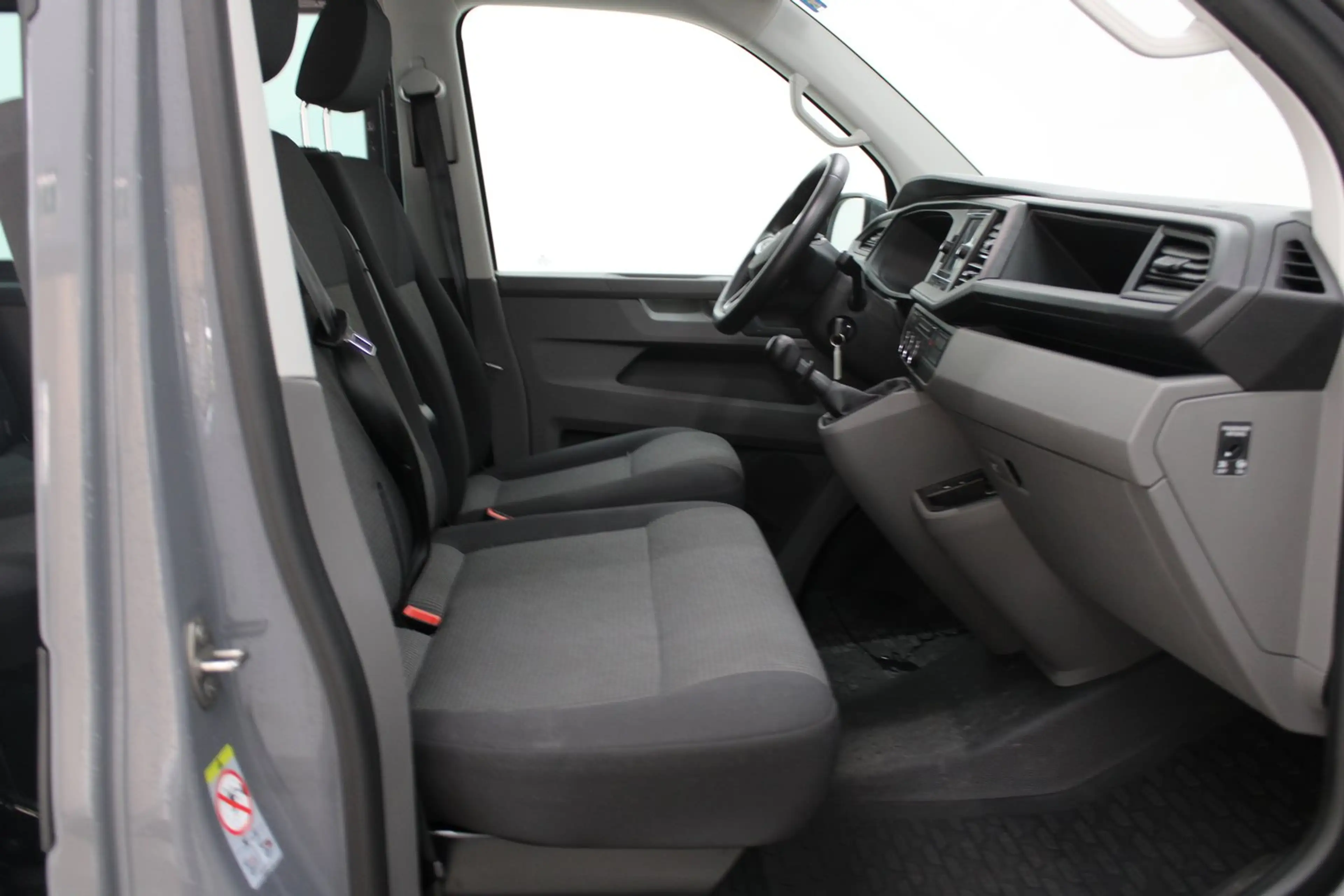 Volkswagen T6.1 Transporter Kombi TDI — photo 8