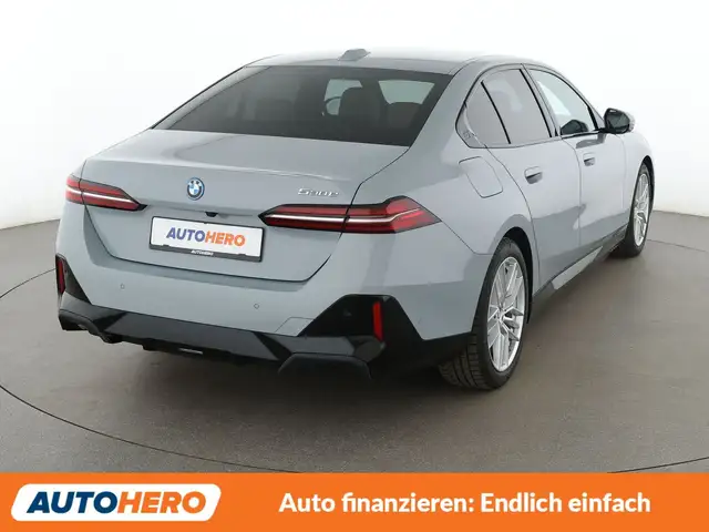 BMW 5 Series view 6