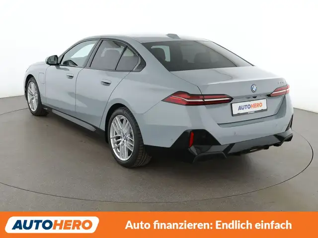 BMW 5 Series view 4