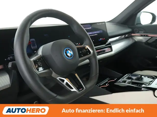 BMW 5 Series view 11