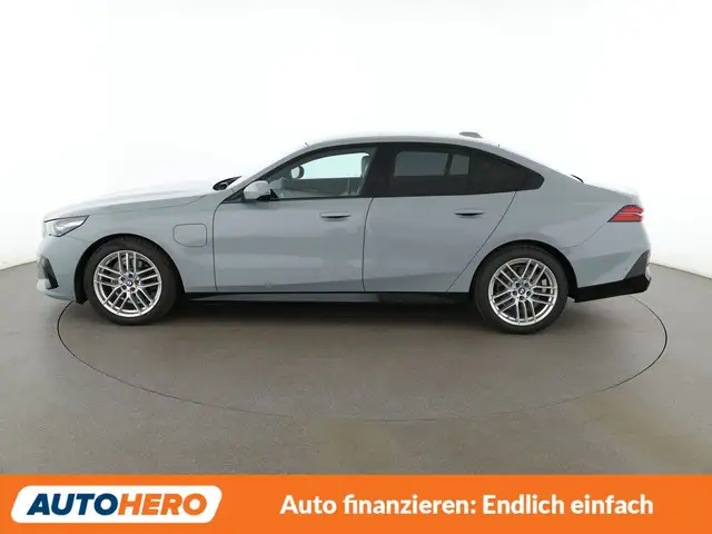 BMW 5 Series view 3
