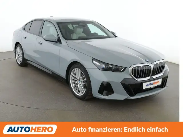 BMW 5 Series view 8