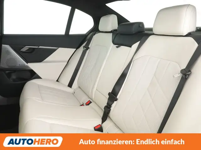 BMW 5 Series view 14