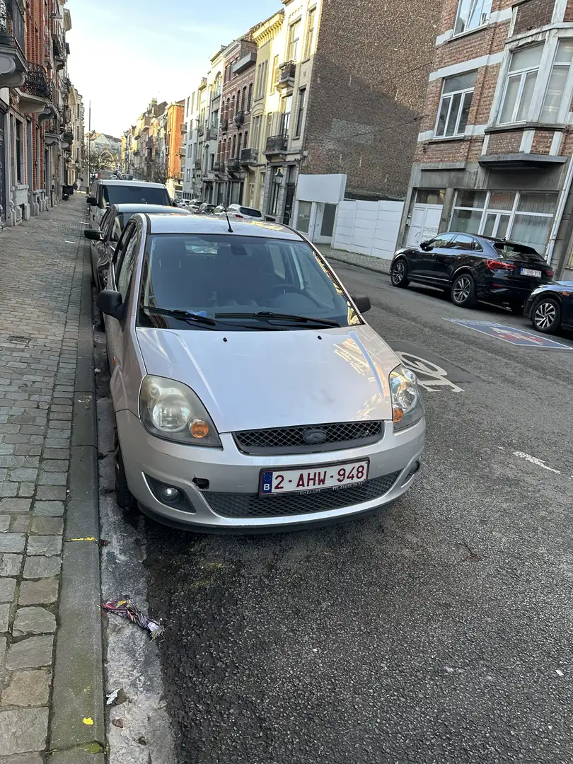 Ford Fiesta Gris - 1