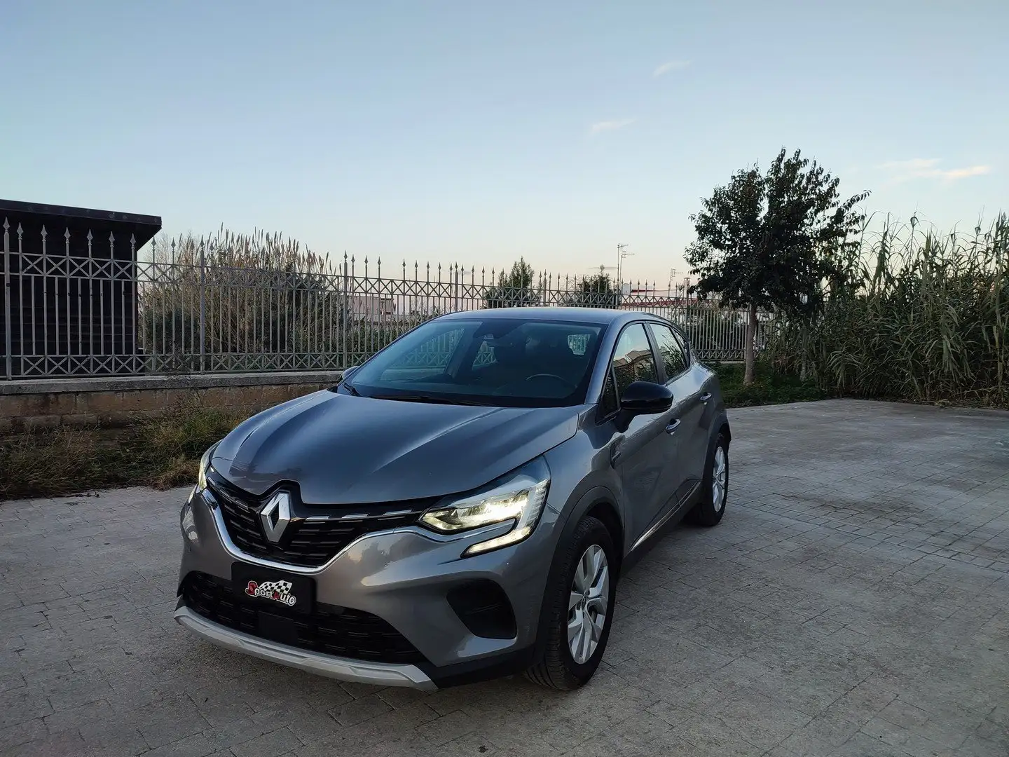 Renault Captur 1.5 DCI 95CV BLUE 6 MARCE  NAVIGATORE CERCHI LEGA Grigio - 1
