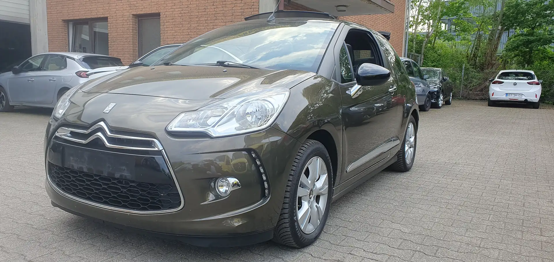 Citroen DS3 SoChic+Unfallfrei+Top+Allwetter+Kliamaautomatik Maro - 1