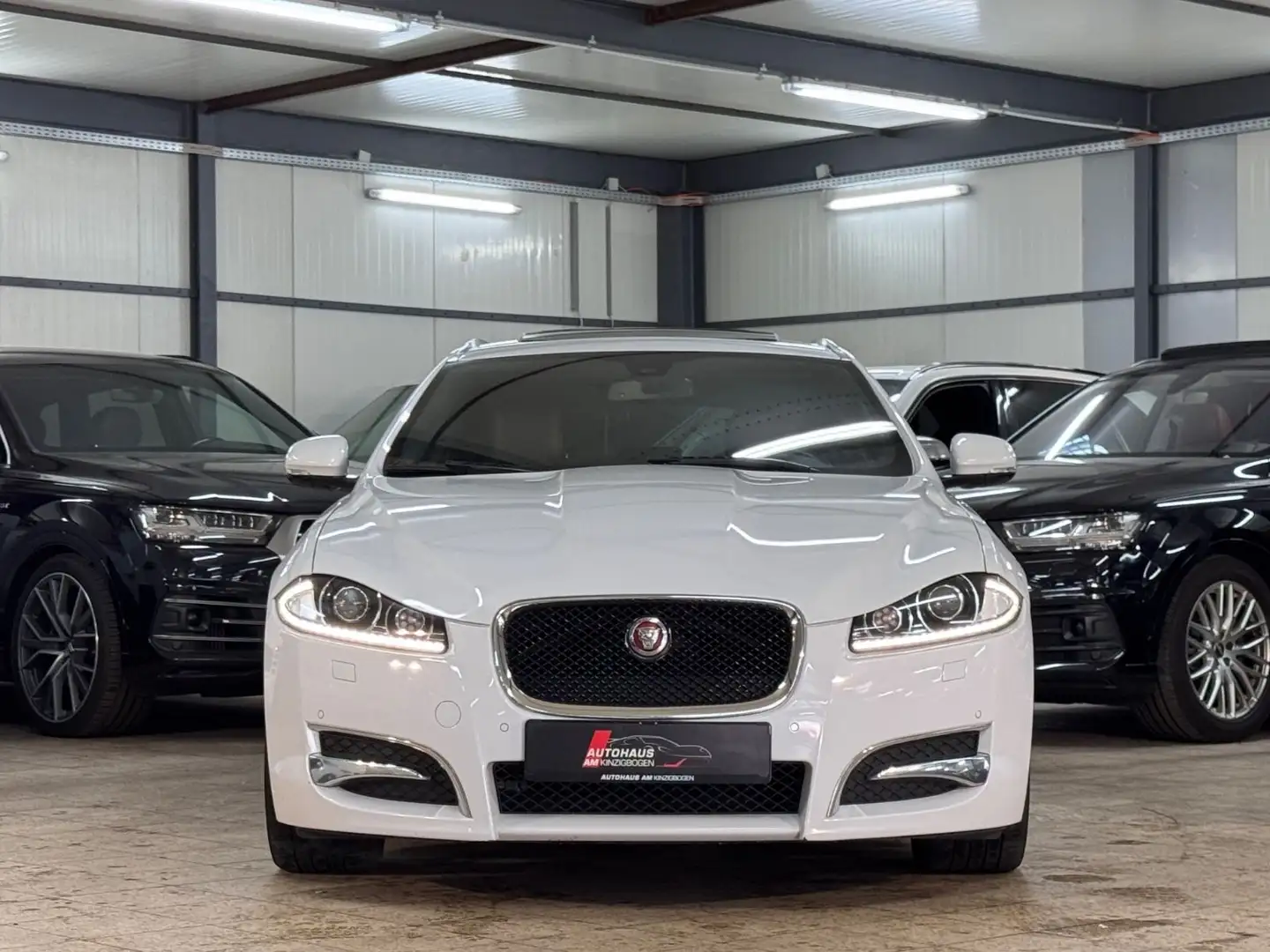 Jaguar XF Sportbrake 2.2 Diesel MERIDIAN*SDACH*MEMO*ACC Weiß - 2